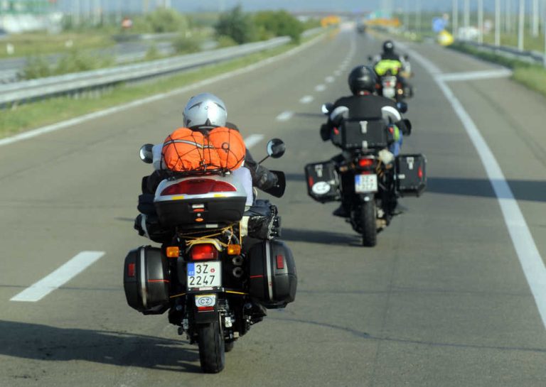 Viajar en moto en grupo.